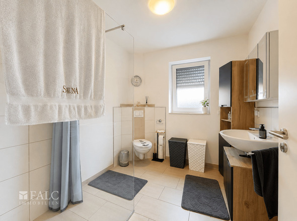 Badezimmer - persönliche Gegenstände per KI entfernt
