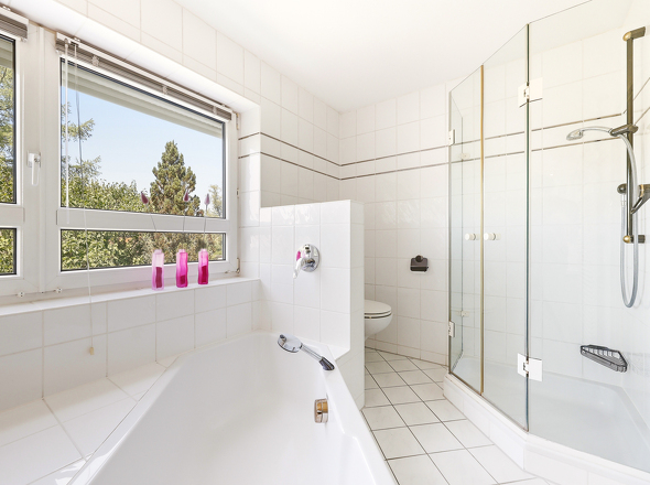 Dusche und Badewanne