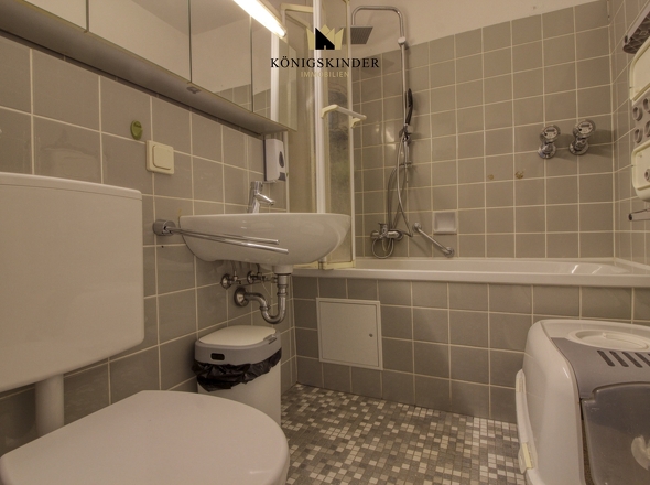 Badezimmer mit Wanne 