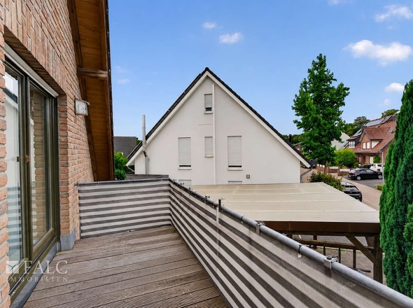 Außenansicht mit Balkon