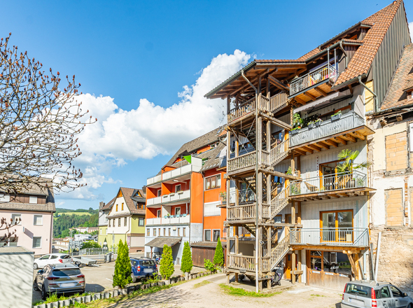 Außenansicht mit Balkonen