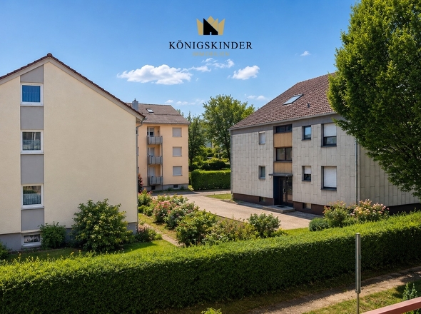 Der Balkon bietet einen angenehmen Ausblick in das ruhige Wohnumfeld.
