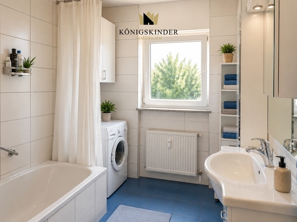 Freundliches Badezimmer mit Fenster, Badewanne und Waschmaschinenanschluss.