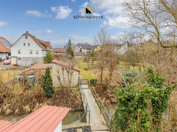 Blick von der Terrasse - Idyllischer Gartenbereich mit Steg