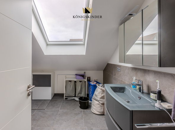 Modernes Badezimmer mit viel Licht (Wohneinheit 2)