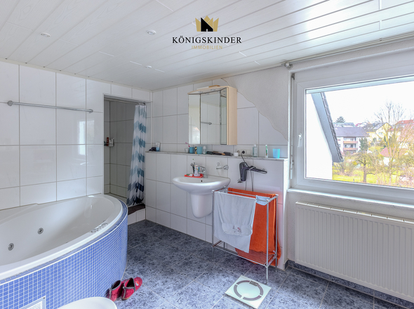 Badezimmer mit Badewanne und Dusche (Wohneinheit 3)
