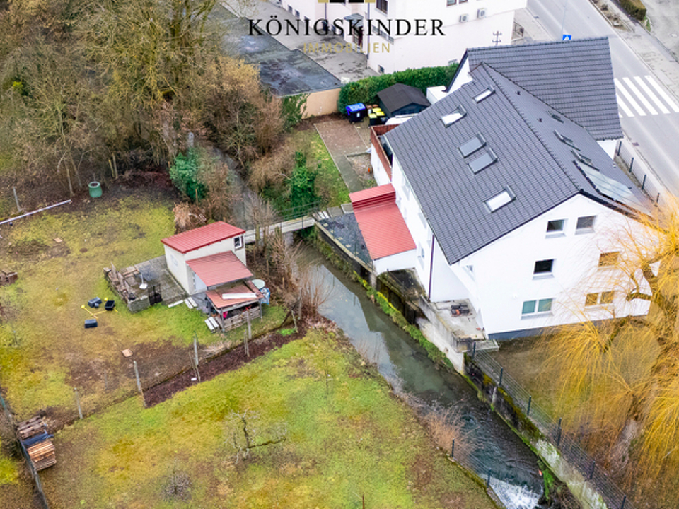 Blick auf das Haus mit der Brücke über den Zipfelbach in den Garten 
