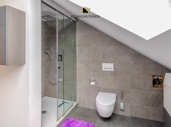 Modernes Badezimmer im Dachgeschoss