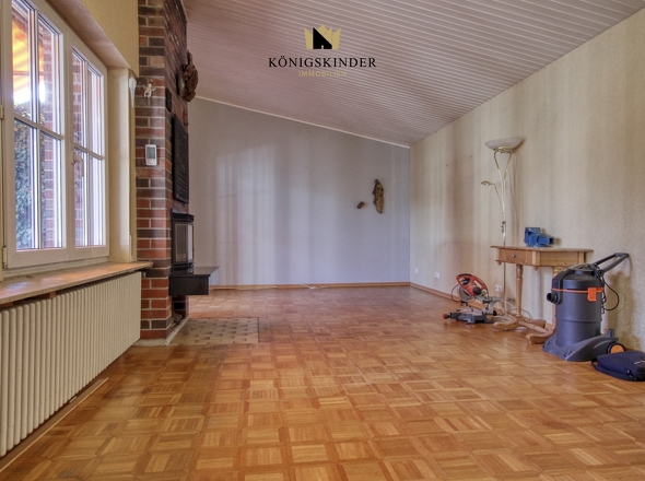 großes Wohn-Ess-Zimmer mit Aussicht in den Garten 