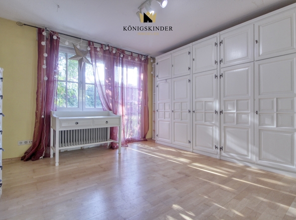Schlafzimmer mit Zugang in den Garten