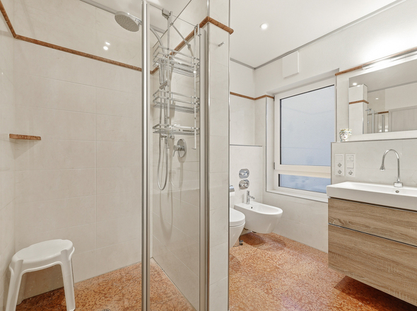 Bad mit Badewanne