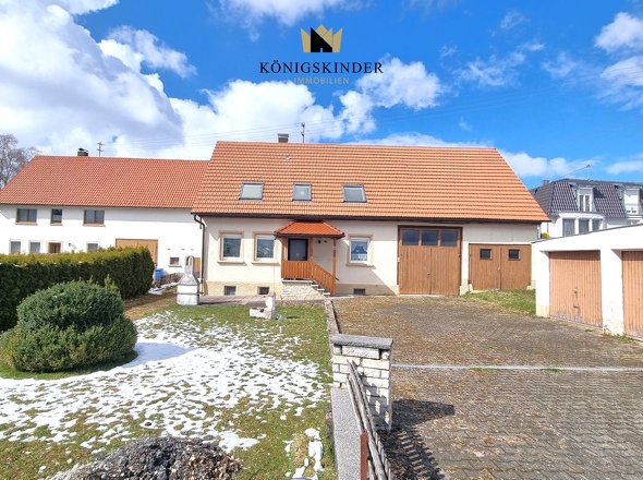 Großes Grundstück vor dem Haus